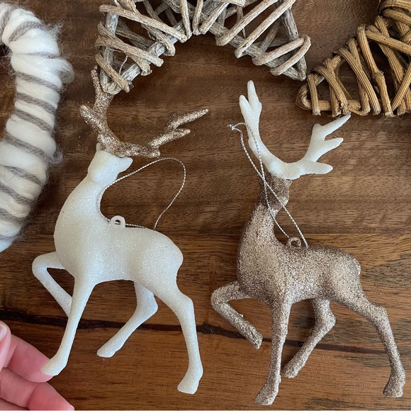 Lot of 16 wood and plastic shatterproof ornaments - Picture 6 of 7